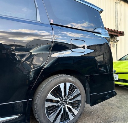 左リアフェンダーの鈑金塗装